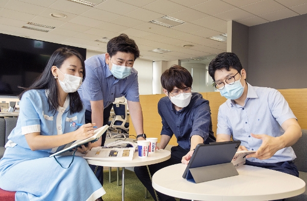 13일 서울 광화문 교보생명 본사에서 교보생명 직원들이 '유니콘 프로젝트'에 참여하기 위한 아이디어 회의를 하고 있다. / 사진 = 교보생명