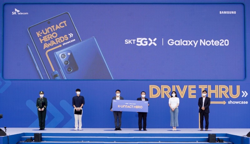 피겨 여왕 김연아씨가 코로나19 극복 영웅 3인에게 국민을 대표해 감사한다는 의미로 노트20을 시상했다. (사진 왼쪽부터) 간호 장교 임관 후 곧바로 대구 의료지원에 힘쓴 이혜민 육군 소위(만23세), 코로나19 확진 현황을 알려주는 앱 ‘코로나맵’을 개발한 이동훈 프로그래머(만27세), 대구 선별진료소 1호 자원봉사자인 권봉기 국민건강보험공단 과장(만47세), 유영상 SK텔레콤 MNO사업대표, 피겨 여왕 김연아, 윤남호 삼성전자 한국총괄 IM영업팀 상무./사진=SK텔레콤