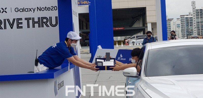 사전개통일 행사에 참여한 고객이 'T맵 택시'안에서 갤럭시노트20을 받고 있다./사진=정은경기자