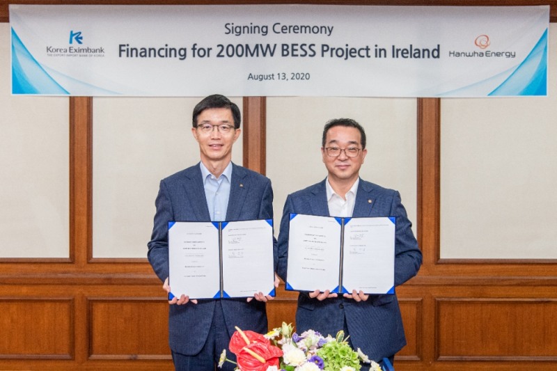 방문규 수은 행장(왼쪽)과 정인섭 한화에너지 대표(오른쪽)가 한화에너지의 아일랜드 에너지저장설비(ESS) 프로젝트를 위해 PF금융 5620만 유로를 지원하는 금융계약서에 서명했다. /사진=수출입은행