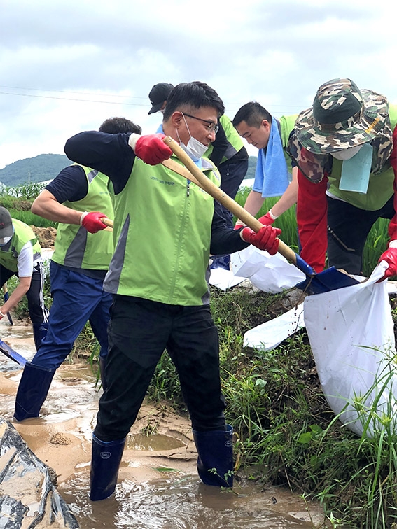 NH농협은행 인천영업본부, 충남 천안시 호우 피해농가 긴급 일손돕기
