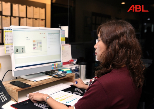 ABL생명 영업현장 직원이 지난 13일 사무실에서 디지털 화상시스템을 통해 ABL생명 언더라이팅부 직원들이 외부 스튜디오에서 진행하는 ‘ABL ON THE 소통’ 강의를 듣고 있다. / 사진 = ABL생명