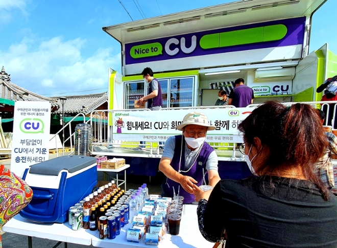 이건준 BGF리테일 사장이 14일 전남 구례 침수 피해 복구 현장의 CU 이동형 편의점을 앞에서 더위에 지친 주민들에게 아이스커피를 나눠주고 있다. / 사진 = CU