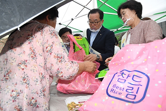 경기농협, 경기도 육성 품종 '참드림쌀' 판촉전 개최
