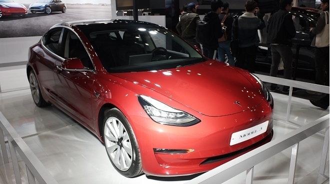 2020년 상반기 한국 전기차 판매량 1위를 차지한 테슬라 모델3.
