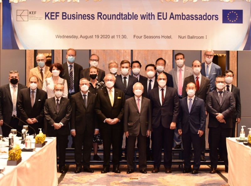 한국경영자총협회가 19일 주한 유럽연합(EU) 대사단 초청 회장단 간담회를 개최했다.이날 서울 종로구 포시즌스 호텔에서 열린 간담회에는 미하엘 라이터러 EU 대사를 비롯한 EU 회원국 21개국 대사 및 부대사와 경총 회장단이 참석했다./사진=경총