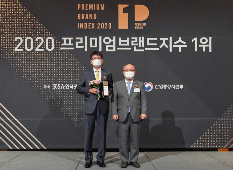 강대명 KB저축은행 부사장(왼쪽)이 수상 후 기념촬영을 하고 있다./사진=KB저축은행