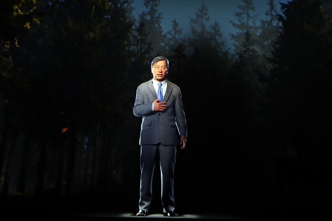 홀로그램으로 재현된 고 최종현 회장이 2018년 20주기 추모식 당시 행사 참석자들에게 인사를 전하고 있다/사진=SK