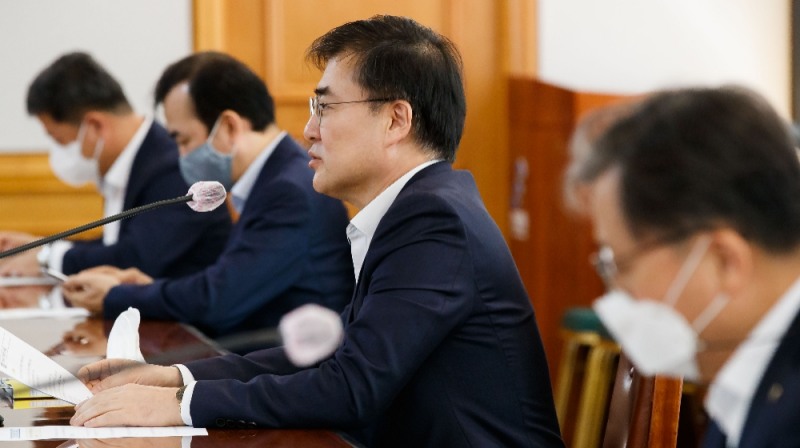 손병두 금융위 부위원장이 24일 서울 중구 은행연합회에서 금융리스크 대응반 회의를 주재하고 모두발언을 하고 있다. / 사진= 금융위원회(2020.08.24)