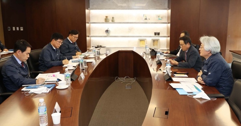 김태오 DGB금융그룹 회장(오른쪽)이 숏리스트 후보 3인과 주요임원회의를 진행하고 있다. /사진=DGB금융그룹