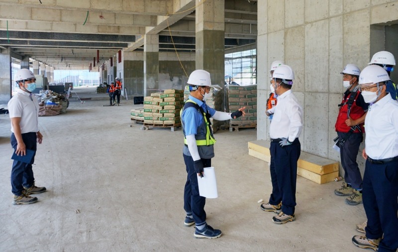 남궁 영 캠코 공공개발본부장과 시공사, 건설사업관리단 등 관계자들이 함께 ‘나라키움 대구통합청사’ 신축공사 현장을 점검하고 있다. / 사진제공 = 캠코