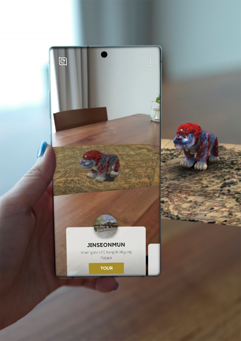 '창덕ARirang 앳 홈' 앱을 집 안 식탁 위나 거실에서 구동한 모습/사진=SK텔레콤