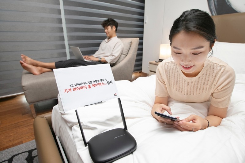 KT가 26일, 와이파이6를 적용한 가정용 와이파이 공유기 ‘기가 와이파이 홈 에이엑스(GiGA WiFi Home ax)’를 오는 31일 출시한다고 밝혔다. /사진=KT