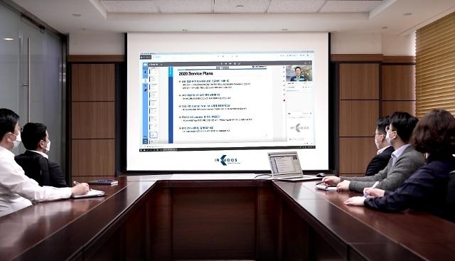 ▲한 회사 관계자들이 온라인 화상 IR 서비스를 활용하고 있다./ 사진=IR큐더스)