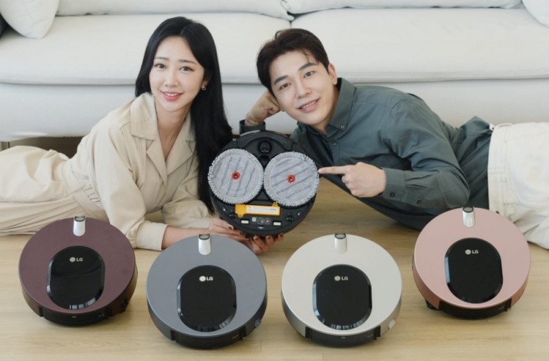 LG전자가 27일 바퀴없는 물걸레 전용 로봇청소기를 출시했다고 밝혔다. 청소하는 동안 걸레가 마르지 않도록 하는 '자동 물 공급 시스템'을 적용했다./사진=LG전자