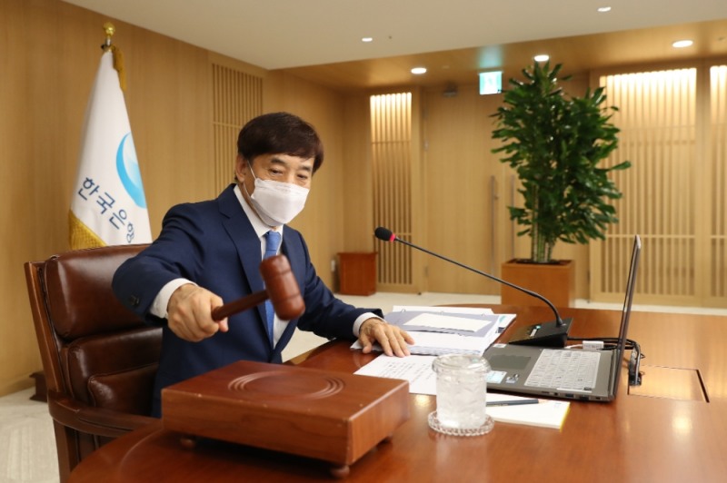 ▲이주열 한국은행 총재가 27일 오전 서울 중구 한국은행에서 열린 금융통화위원회 본회의에서 의사봉을 두드리고 있다./사진=한국은행