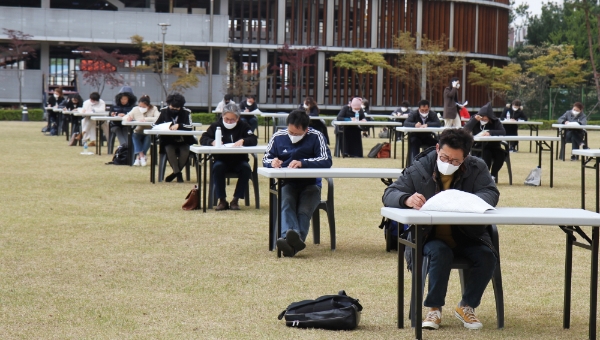 지난 4월 코로나19로 운동장에서 치러진 생명보험설계사 시험. / 사진 = 생명보험협회