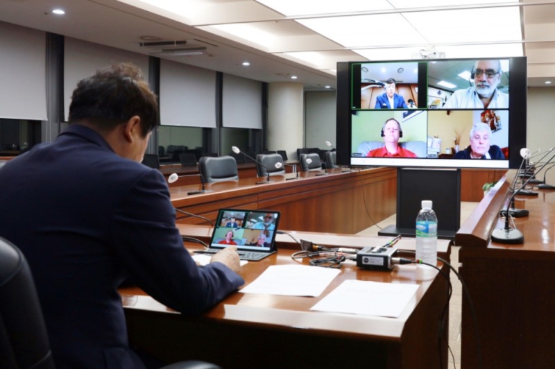 김윤식 신협중앙회장이 2020년 8월 27일부터 28일까지 대전 신협중앙회관에서 화상회의로 개최된 세계신협협의회(WOCCU) 코로나19 대응위원회에서 코로나19 대응방안 등에 논의하고 있다./사진=신협중앙회
