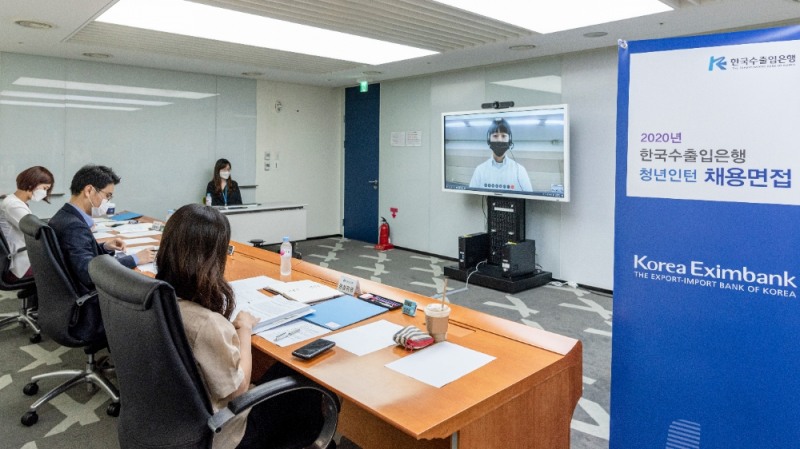 31일 수은 여의도 본점에서 면접평가자들이 별도의 장소에 있는 청년인턴 채용 응시자들을 대상으로 화상을 통해 일대다 방식의 면접을 진행하고 있다. /사진=수출입은행