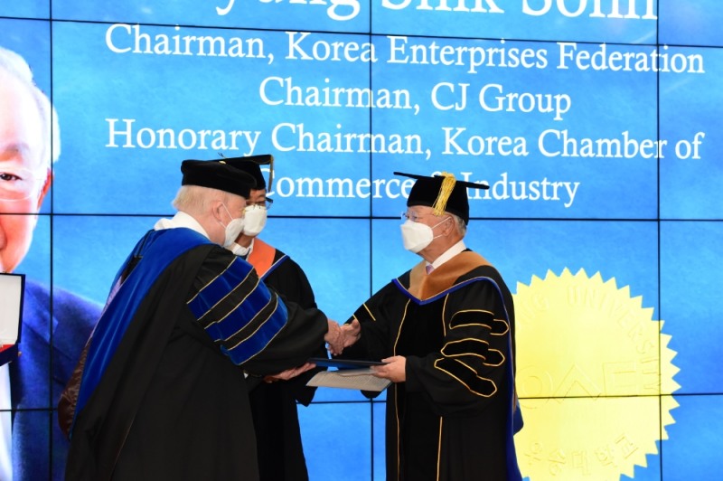 손경식 경총 회장이 31일 열린 우송대학교 명예박사 학위수여식에서 명예 경영학 박사 학위를 취득했다./사진=경총