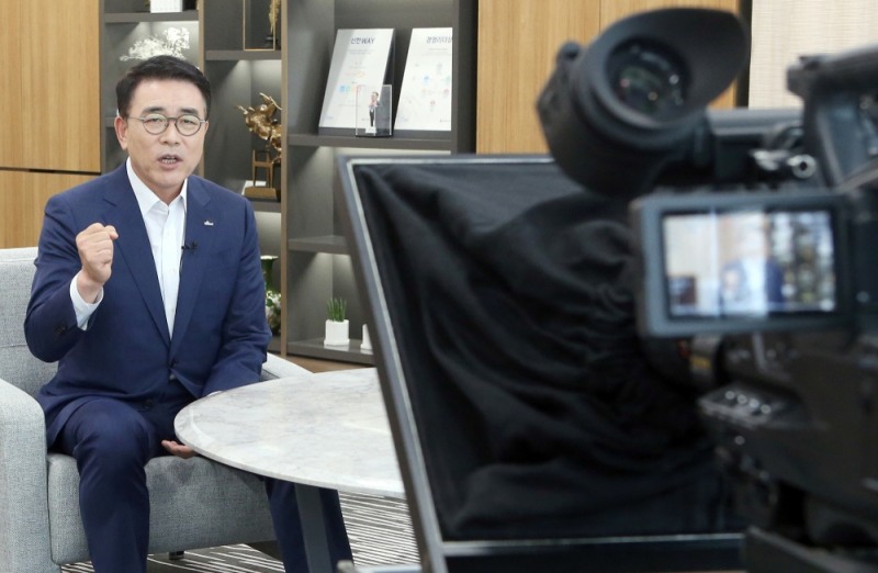 조용병 신한금융그룹 회장이 지난달 26일 진행된 창립 19주년 기념식 사전녹화에서 기념사를 하고 있다. /사진=신한금융그룹