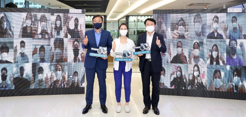 하나금융그룹의 IT전문 관계사인 하나금융티아이(TI)는 1일 창립 30주년을 맞아 온라인 중계를 통한 비대면 랜선 기념식을 개최했다. 김정태 하나금융그룹 회장(사진 왼쪽), 유시완 하나금융티아이 사장(사진 오른쪽), 하나금융티아이 직원 대표(사진 가운데)가 1일 대형 스크린이 마련된 을지로 하나은행 본점에서 화상 대화에 참여한 직원들과 함께 기념촬영을 하고 있다. / 사진= 하나금융그룹(2020.09.01)