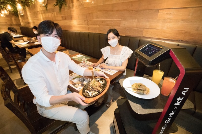 KT가 국내 유명 외식업체 엠에프지코리아와 함께 AI 서빙로봇 상용화를 위한 시범 서비스를 선보인다 1일 밝혔다./사진=KT