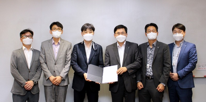 26일 한국기업데이터는 여의도 본사에서 특허정보진흥센터와 업무협약을 체결했다. (왼쪽부터) 이태현 특허정보진흥센터 기획총괄그룹장, 최용묵 특허정보진흥센터 기술평가부장, 김명지 특허정보진흥센터 IP협력팀장, 문경록 한국기업데이터 기술평가사업부장, 이문석 한국기업데이터 공공협력센터장, 조정용 한국기업데이터 기술평가사업부 선임전문위원./사진=한국기업데이터