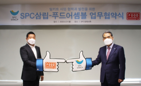 지난 31일 SPC그룹 사옥에서 SPC삼립 황종현 대표이사(오른쪽)와 푸드어셈블 이재현 대표이사가 업무협약을 체결하고 기념사진을 찍고 있다. / 사진 = SPC삼립