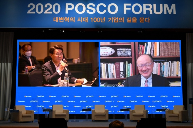 포스코포럼에서 최정우 포스코 회장(왼쪽)이 기조강연자인 김용 전 세계은행총재(오른쪽)와 화상으로 대화하는 모습/사진=포스코