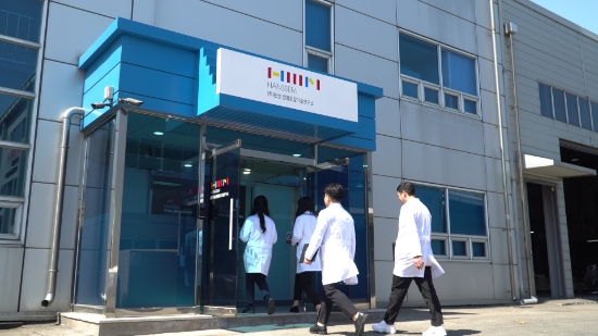 한샘 생활환경기술연구소 안으로 들어가는 직원들의 모습. / 사진 = 한샘