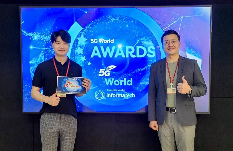 SK텔레콤은 ‘5G 월드 어워드’에서 ‘최우수 5G 상용화’ 부문을 수상했다고 밝혔다. 류탁기 SK텔레콤 AN개발팀 리더(오른쪽)와 박창민 매니저가 시상 화면 앞에서 기념 촬영을 하고 있다./사진=SK텔레콤