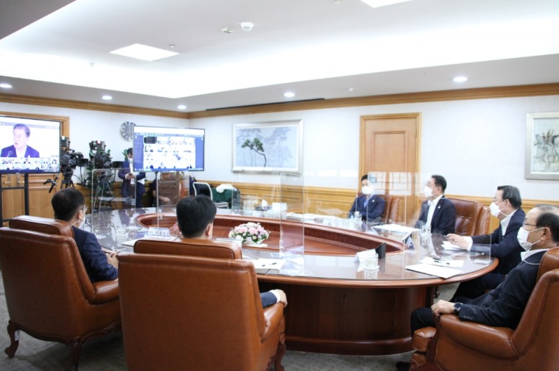 김태영 은행연합회장(오른쪽에서 시계방향 세번째) 등 6개 금융협회장은 3일 제1차 한국판 뉴딜 전략회의에 온라인으로 참석했다. 사진은 한국판 뉴딜 전략회의에 참석한 금융협회장들의 모습. / 사진= 은행연합회(2020.09.03)