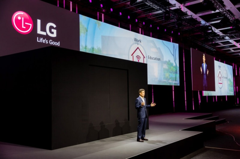 김경호 LG전자 BS사업본부 유럽사업담당 부사장이 'LG 씽큐 홈'을 소개하고 있다./사진=LG전자
