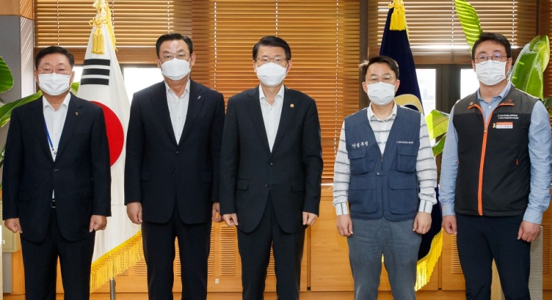 은성수 금융위원장은 4일 서울 종로구 정부서울청사에서 금융권 노사정 대표자 간담회를 진행했다. (왼쪽부터) 나재철 금융투자협회장, 김태영 은행연합회장, 은성수 금융위원장, 박홍배 금융산업노조 위원장, 이재진 사무금융노조 위원장. / 사진= 금융위원회(2020.09.04)