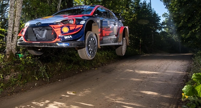 현대자동차 i20쿠페 WRC가 에스토니아 랠리의 점프 구간을 통과하고 있다. 사진=현대차. 