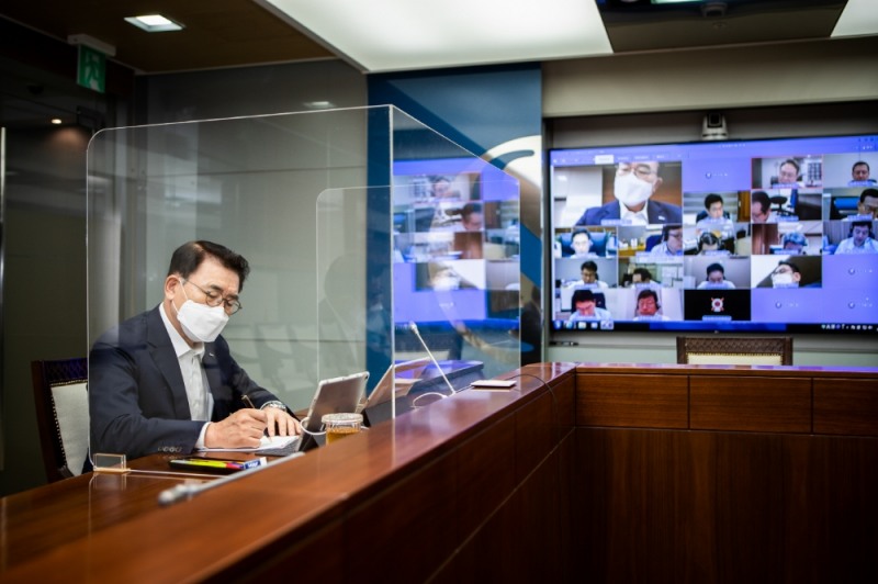 신한금융그룹은 7일 오전 조용병 회장을 비롯한 그룹사 CEO들이 참석한 가운데 '신한 N.E.O Project' 실행력 강화를 위한 '그룹 CEO 화상회의를 개최했다. 이날 신한금융지주 본점 회의실에서 조용병 회장이 그룹사 CEO들과 함께 화상회의를 하고 있다. / 사진= 신한금융지주(2020.09.07)