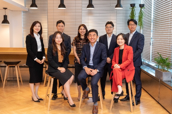 ▲유성원 한국투자증권 GWM전략담당 상무(앞줄 가운데)와 부서원들이 7일 여의도 본사에서 기념사진을 찍고 있다./ 사진=한국투자증권