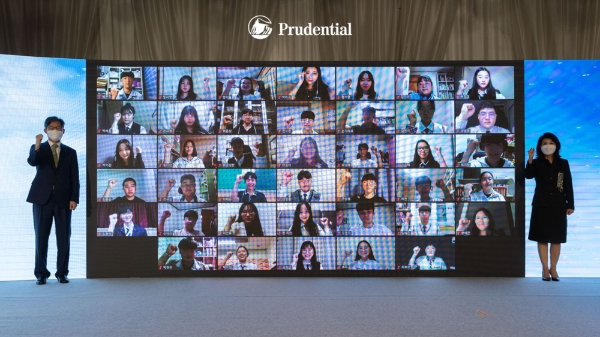 푸르덴셜사회공헌재단이 한국중등교장협의회와 공동으로 주최한 ‘제22회 전국중고생자원봉사대회’가 지난 7일 서울 더케이호텔에서 언택트 형태로 진행된 가운데, 본 대회의 수상팀들이 민기식 푸르덴셜생명 대표이사 사장(사진 왼쪽), 윤미영 한국중등교장협의회 부회장(사진 오른쪽)과 함께 기념사진을 촬영하고 있다. / 사진 = 푸르덴셜사회공헌재단