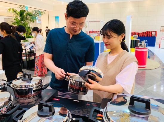 롯데백화점 고객들이 휘슬러 주방 상품 둘러보고 있다. / 사진 = 롯데백화점