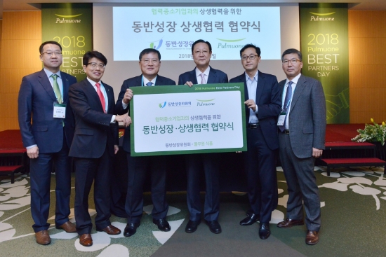 2018년 3월 삼성동 ‘인터콘티넨탈 서울 코엑스’ 호텔에서 70개 협력중소기업 등 100여 명이 참석한 가운데 열린 ‘2018 풀무원 베스트 파트너스 데이’에서 권기홍 동반성장위원회 위원장(왼쪽 네번째)이 풀무원 이효율 총괄CEO(왼쪽 세번째)와 '협력중소기업과의 상생협력을 위한 동반성장‧상생협력 협약' 체결 후 기념 촬영을 하고 있다. / 사진 = 풀무원식품