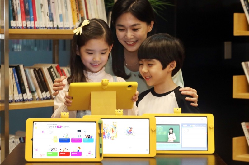 LG유플러스가 10일 온라인 기자간담회를 열고 ‘EBS 스마트 만점왕’부터 ‘리딩게이트’까지 업계 인기 초등 교육 콘텐츠를 앱 하나로 볼 수 있는 가정학습 서비스 ‘U+초등나라’를 출시했다고 밝혔다./사진=LG유플러스