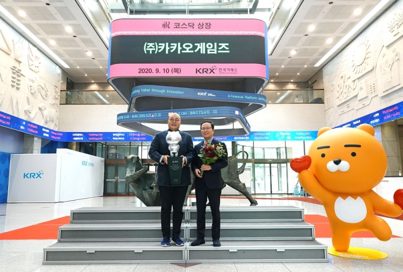 (좌) 남궁훈 카카오게임즈 각자대표 (우) 조계현 카카오게임즈 각자대표가 카카오게임즈의 상장을 기념하고 있다/사진=카카오게임즈