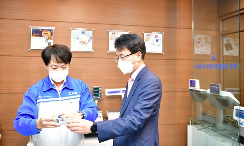 손병환 NH농협은행장(오른쪽)이 11일 경기도 양주에 위치한 계량시스템 생산업체 카스를 방문해 설명을 듣고 있다. / 사진= NH농협은행(2020.09.13)