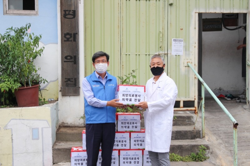 지난 11일 서울 노원구 소재 '평화의 집' 노인복지시설에서 우리자산신탁 이창재 대표(왼쪽)와 삼성서울병원 송상용 교수가 기념촬영을 하고 있다. / 사진=우리자산신탁