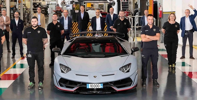 람보르기니 직원들이 1만번째로 생산된 아벤타도르 SVJ 로드스터 앞에서 기념촬영을 하고 있다. 사진=람보르기니.