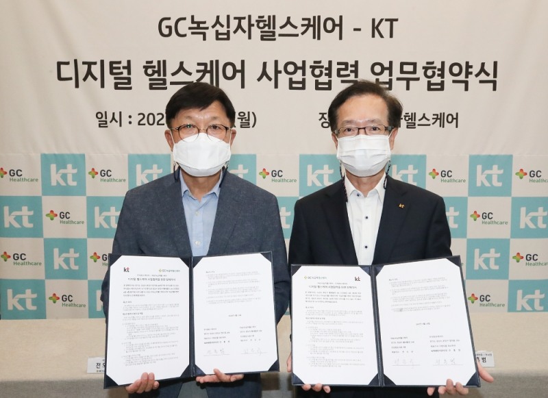 KT가 GC녹십자헬스케어와 디지털헬스케어 서비스 공동 개발 및 사업화를 위한 업무협약을 체결했다. 업무 협약식이 끝난 후 참석한 양사 대표가 기념 촬영을 하고 있다. (사진 왼쪽부터) 전도규 GC녹십자헬스케어 대표, 전홍범 KT AI/DX융합사업부문장 부사장/사진=KT