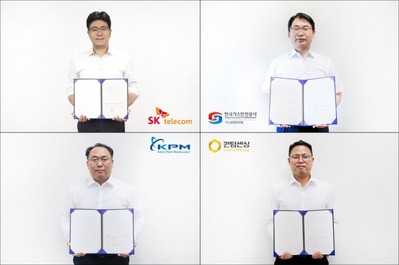 (사진 좌상단부터 시계 방향) 박진효 SK텔레콤 보안사업부장 대표, 김영규 한국가스안전공사 가스안전연구원 원장, 황규종 퀀텀센싱 대표, 박수열 한국플랜트관리 대표가 각자 자택 또는 사무실에서 서명한 협약서를 들어 보이고 있다./사진=SK텔레콤