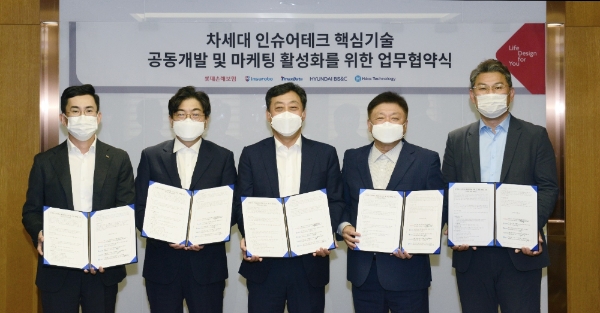 (왼쪽부터) 롯데손해보험 최원진 대표이사와 서민 인슈로보 대표이사, 이희상 티맥스데이터 대표이사, 노영주 현대BS&C 대표이사, 주용완 에이치닥테크놀로지 한국지점 대표가 MOU를 체결하고 기념 촬영을 하고 있다. / 사진 = 롯데손해보험