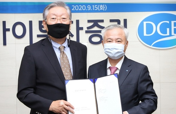 이창훈 불스원 대표(왼쪽)와 김경규 하이투자증권 사장. 사진=불스원.